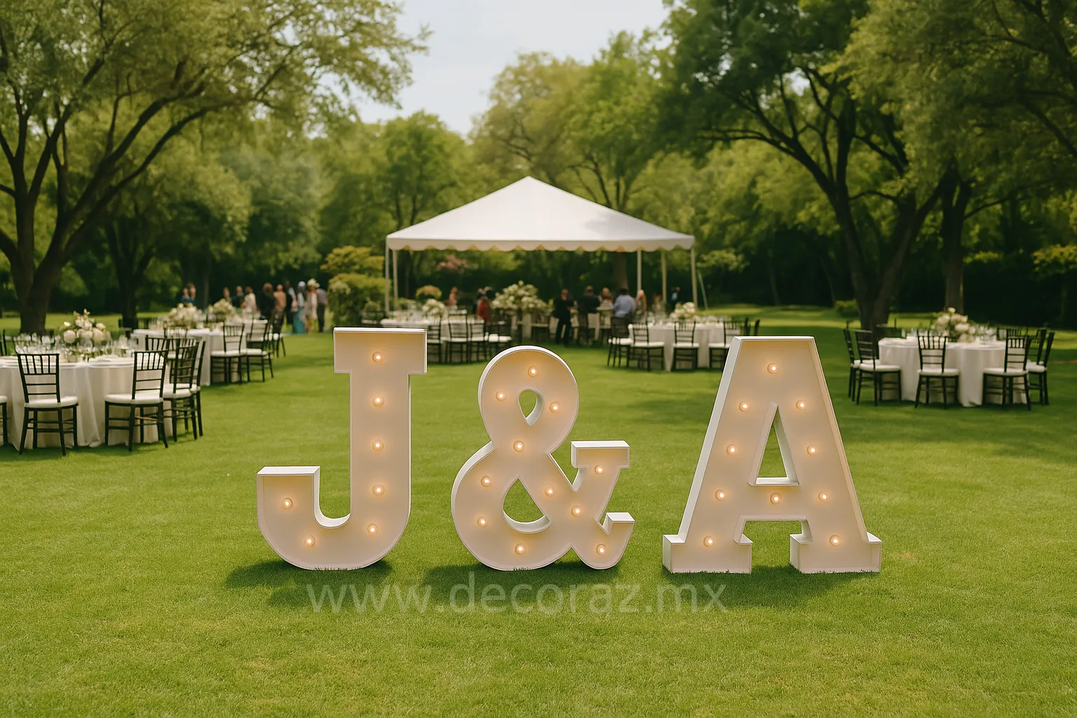 Letras gigantes J&A iluminadas para boda en CDMX