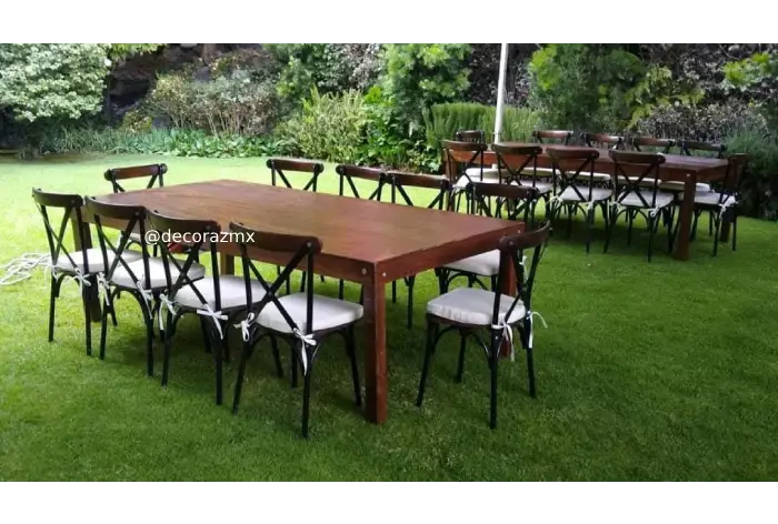 Montaje de mesas y Sillas Crossback en jardin