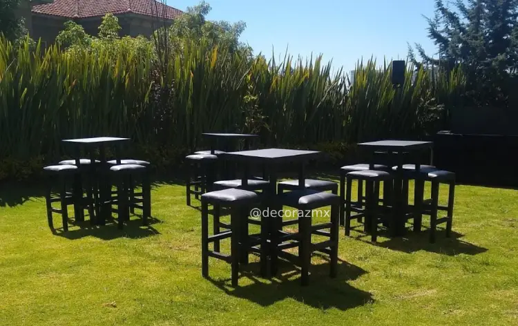 Montaje de periquera negra de madera en evento elegante en Ciudad de México