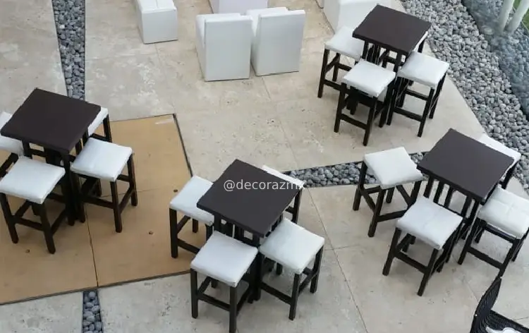 Renta de periqueras color chocolate para salón de eventos en CDMX, elegantes y funcionales