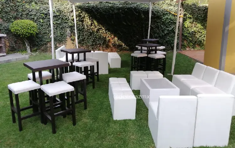 Montaje profesional con periqueras chocolate y salas lounge en renta para eventos en CDMX y Estado de México