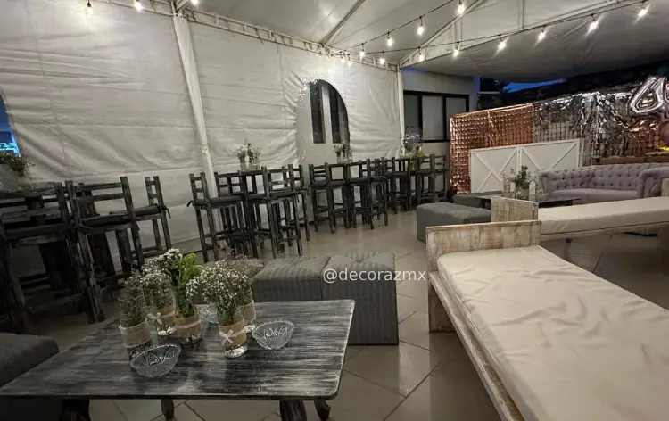 Sala vintage ambientada en carpa con luces cálidas