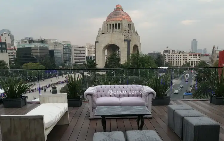 Sala vintage silver montada frente al Monumento a la Revolución en CDMX