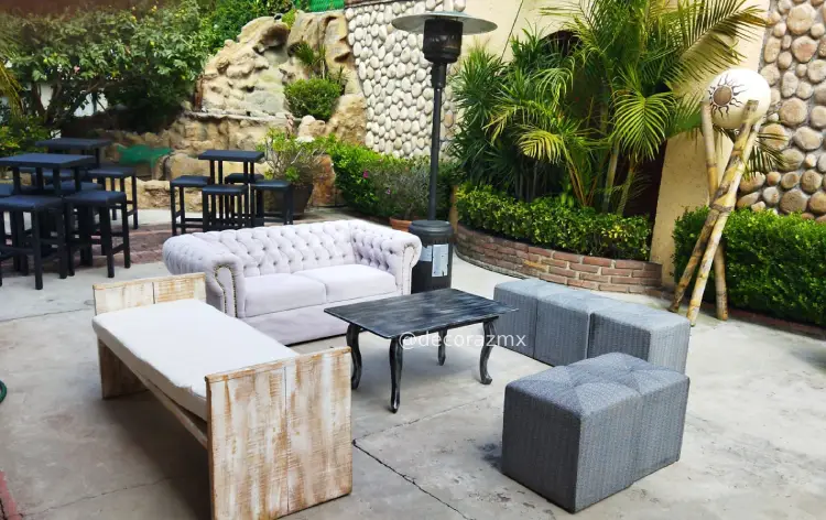 Renta de salas vintage con periqueras y calentador para eventos en patio CDMX