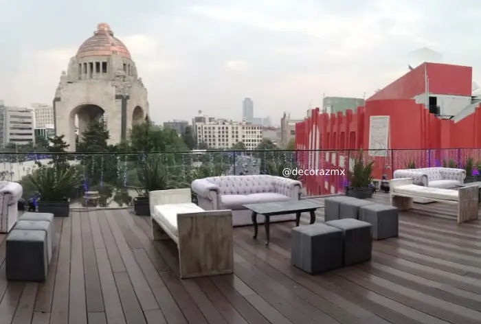 Sala Chesterfield vintage gris en renta para eventos elegantes en CDMX
