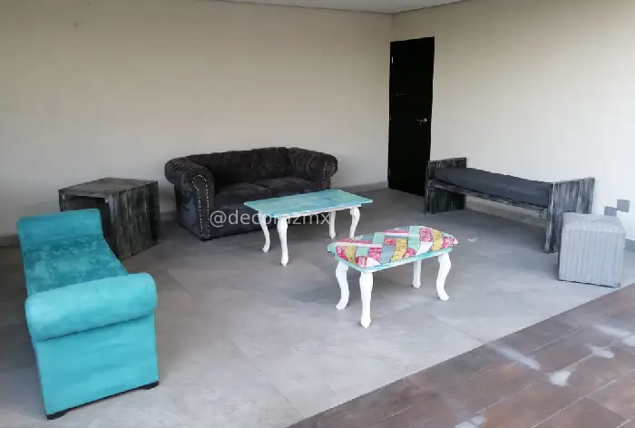 Sala vintage color turquesa con bancas para eventos en CDMX