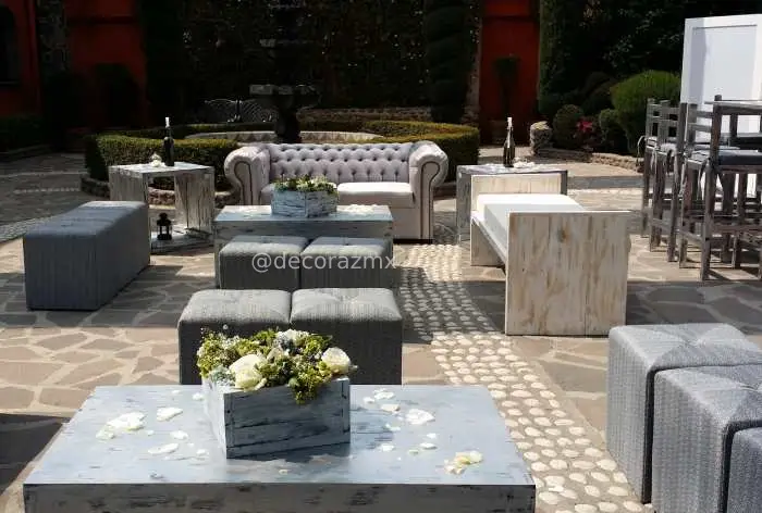 Montaje de salas vintage color gris para boda elegante en CDMX