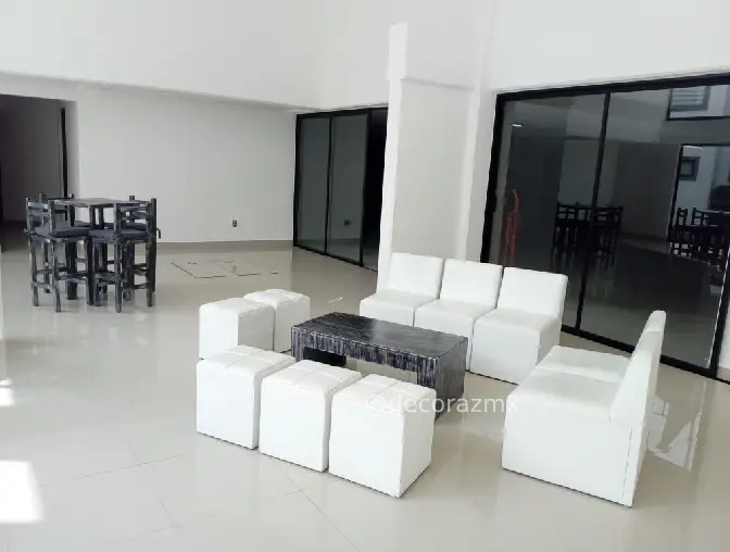 Montaje de salas lounge blancas, vintage e iluminadas para eventos elegantes en Interlomas con entrega incluida