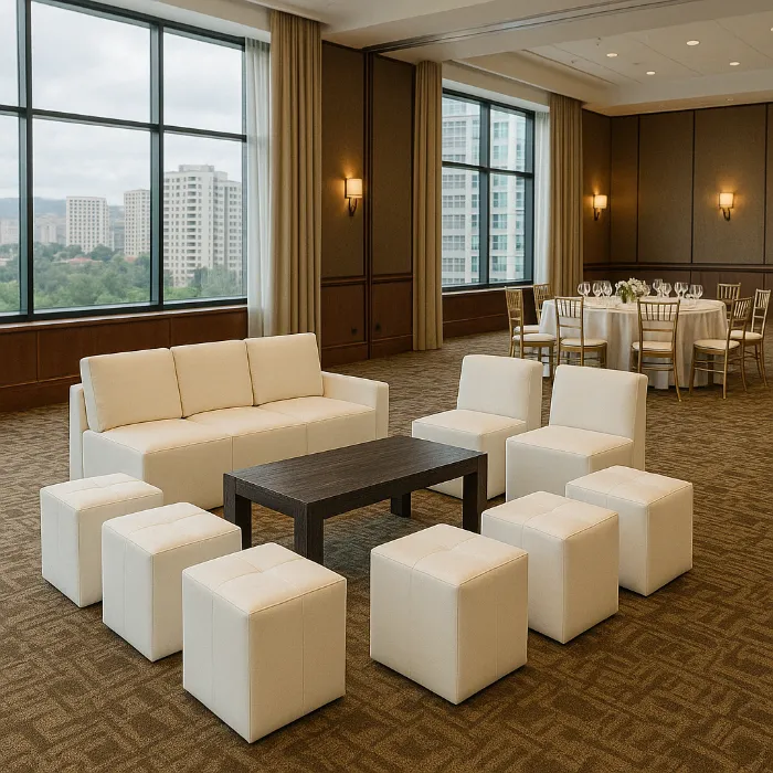 Sala lounge blanca con mesa de madera en un salón de eventos en Interlomas, ideal para bodas y eventos elegantes