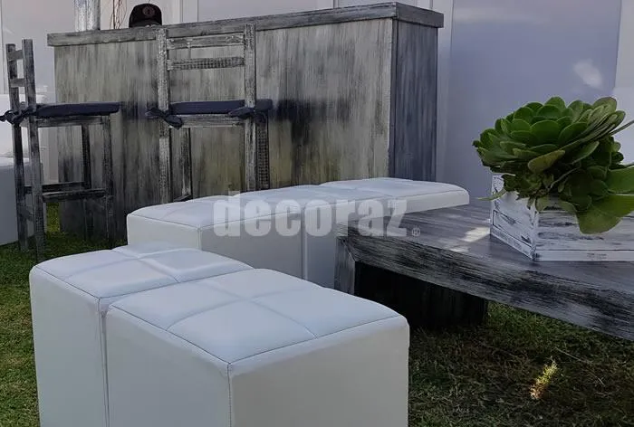 Decoración lounge moderna en Interlomas con sillones, mesas bajas y luces decorativas